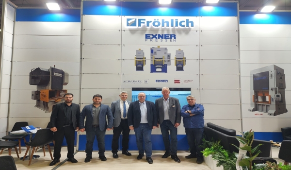Bursa Fuarında Exner İle İmzalar Atıldı Bursa Fuarında Exner İle İmzalar Atıldı