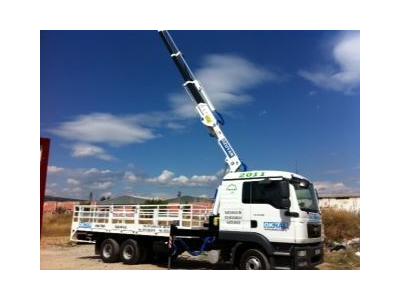 Grue pliante sur camion - 0