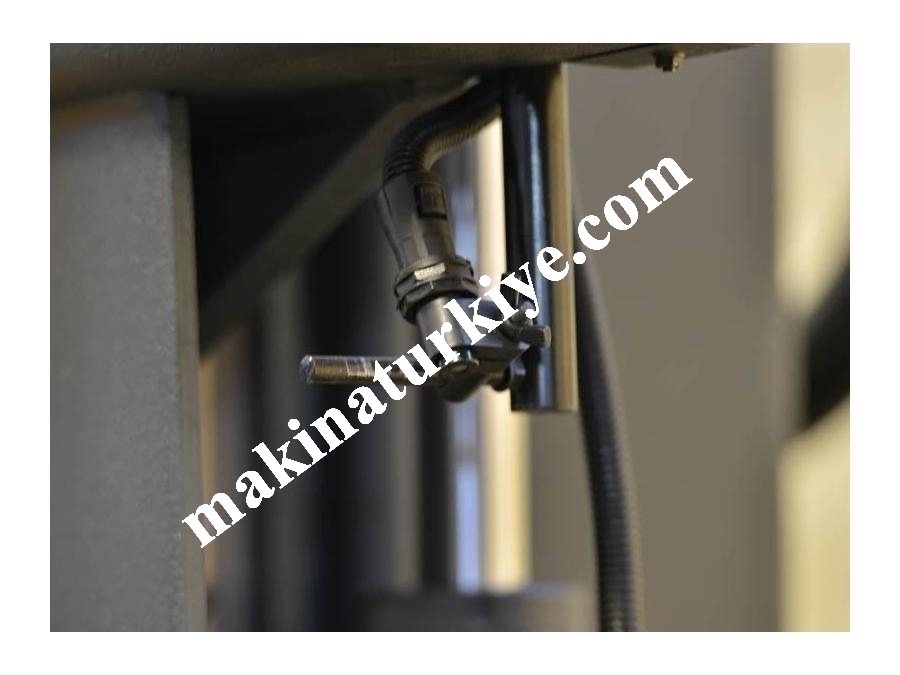 Yarı Otomatik Sütunlu Şerit Testere Makinesi (BMSY-1110C)