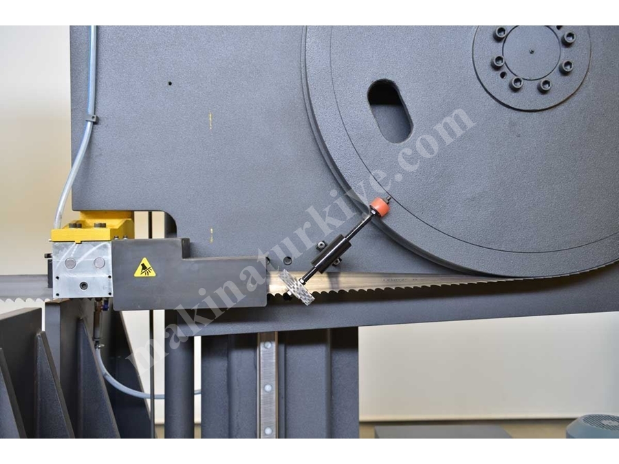 Yarı Otomatik Sütunlu Şerit Testere Makinesi (BMSY-1110C)