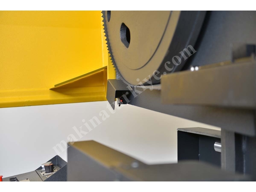 Yarı Otomatik Sütunlu Şerit Testere Makinesi (BMSY-1110C)
