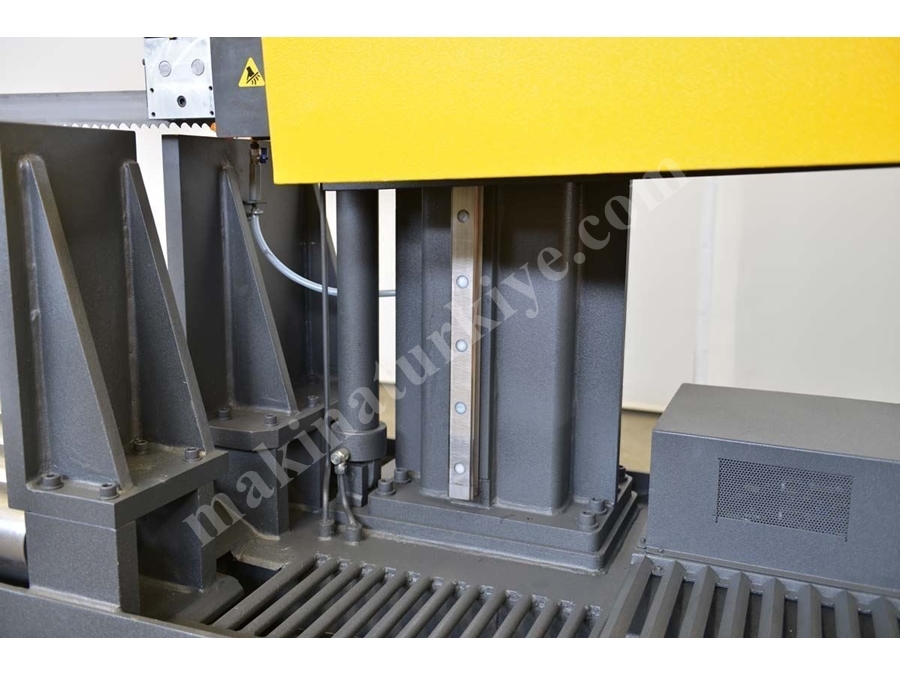 Yarı Otomatik Sütunlu Şerit Testere Makinesi (BMSY-1110C)