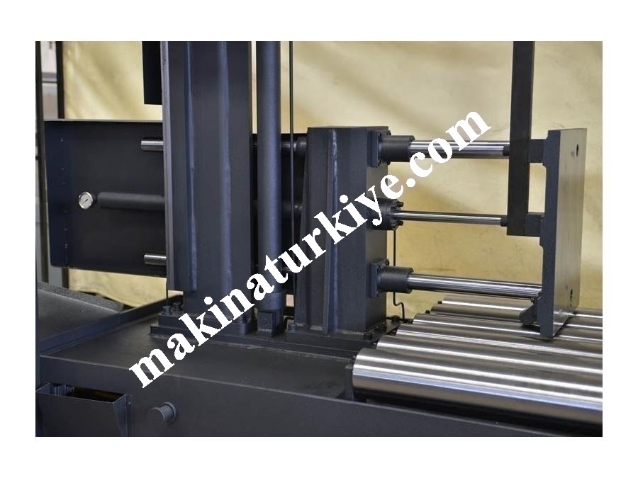 Yarı Otomatik Sütunlu Şerit Testere Makinesi (BMSY-1110C)
