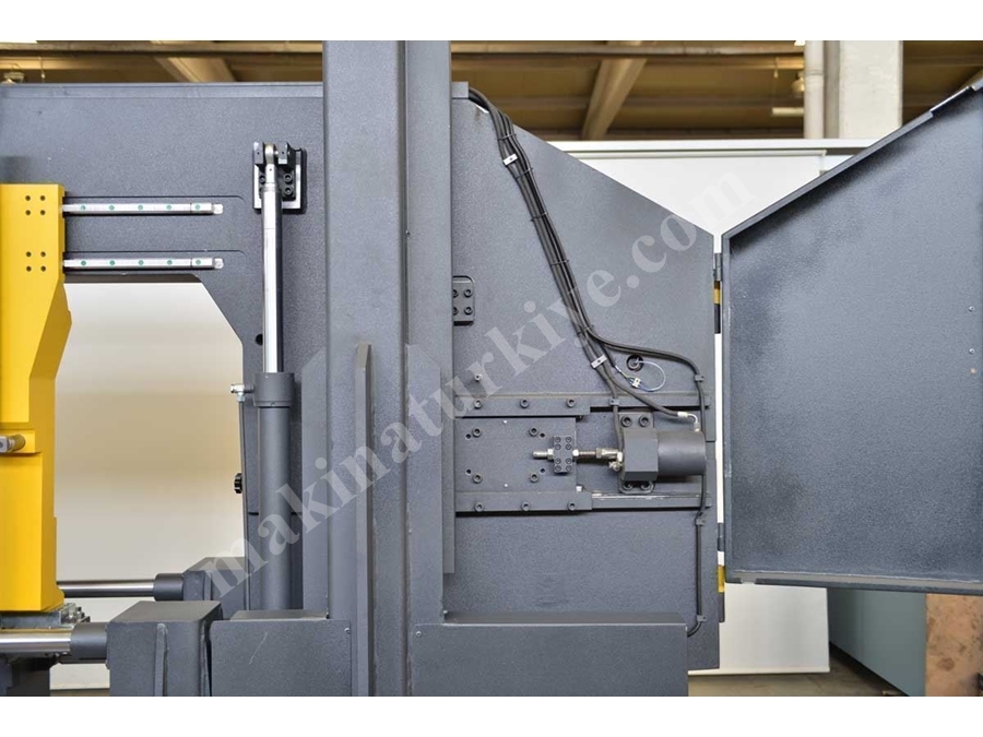 Yarı Otomatik Sütunlu Şerit Testere Makinesi (BMSY-1110C)
