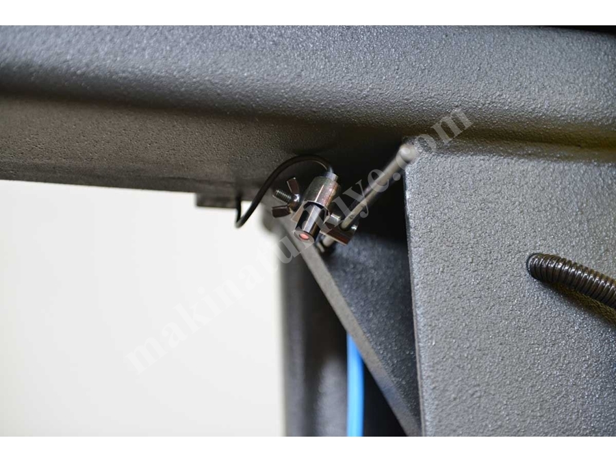Yarı Otomatik Sütunlu Şerit Testere Makinesi (BMSY-560C)