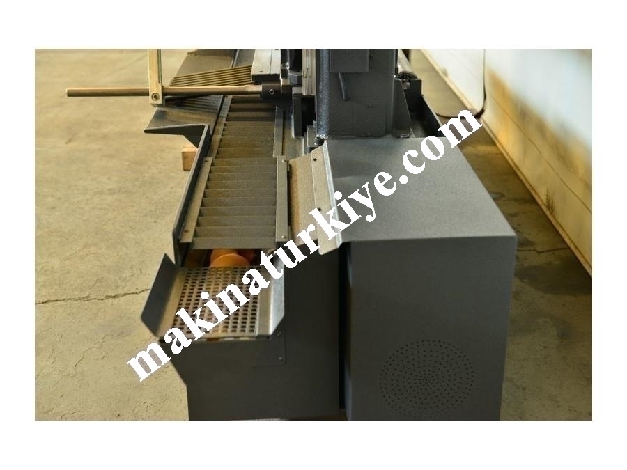 Yarı Otomatik Sütunlu Şerit Testere Makinesi (BMSY-560C)