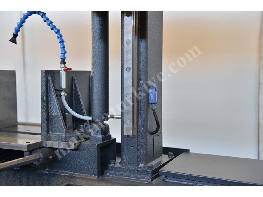 Yarı Otomatik Sütunlu Şerit Testere Makinesi (BMSY-560C)