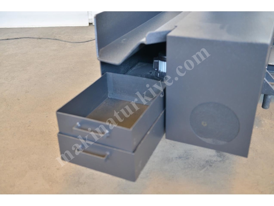 Yarı Otomatik Sütunlu Şerit Testere Makinesi (BMSY-560C)