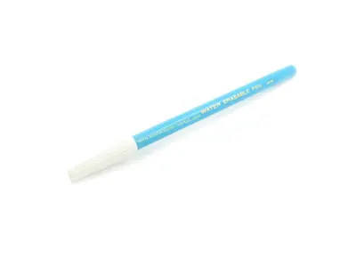 Blauer Farbfliegenschild Stift mit Wasser