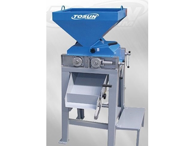 Elektrikli Yem Kırma Makinası 450-700 Kg / Saat