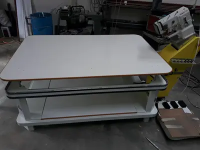 Machine manuelle de fermeture de bords de lit