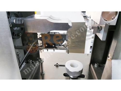 Machine automatique de fermeture de tubes ultrasoniques à détecteur optique