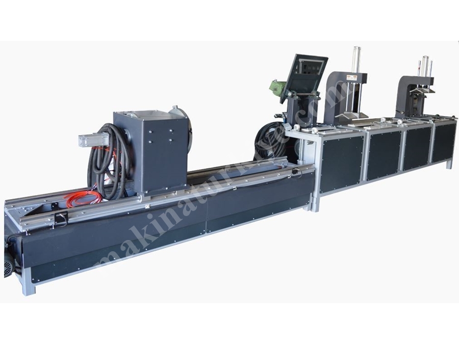 Machine de forage de tuyaux en PVC et de filtres de tubes ondulés