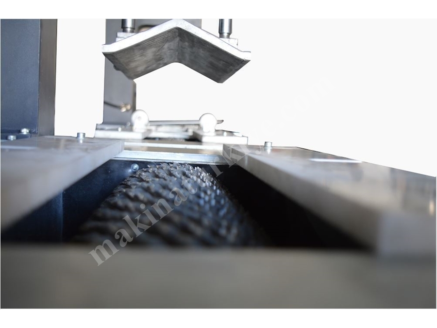 Machine de forage de tuyaux en PVC et de filtres de tubes ondulés