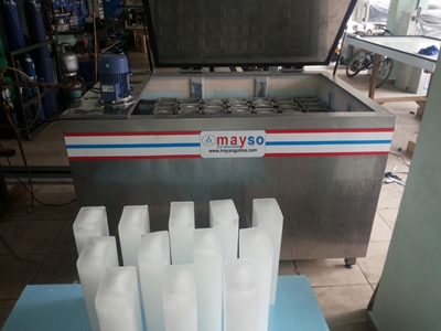 630 Kg / Day Mold Ice Machine - 1