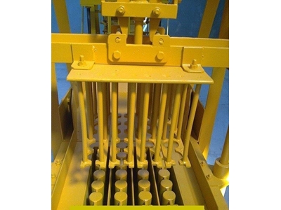 Manuel Briket Makinası - 8 saatte  800-1.000 adet  20 x 40 x 20 briket -80m2 kilit parke - 1