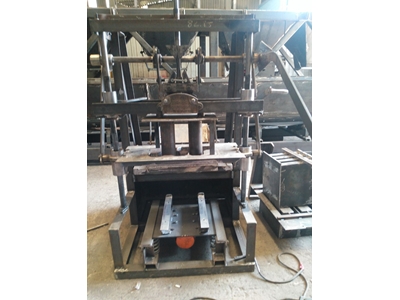 Manuel Briket Makinası - 8 saatte  800-1.000 adet  20 x 40 x 20 briket -80m2 kilit parke - 2