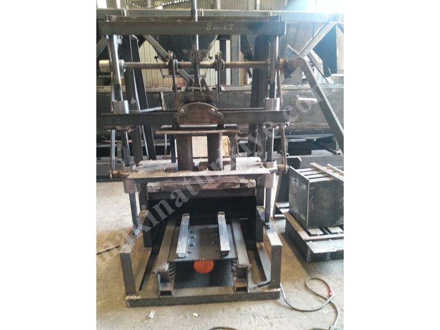 Manuel Briket Makinası - 8 saatte  800-1.000 adet  20 x 40 x 20 briket -80m2 kilit parke