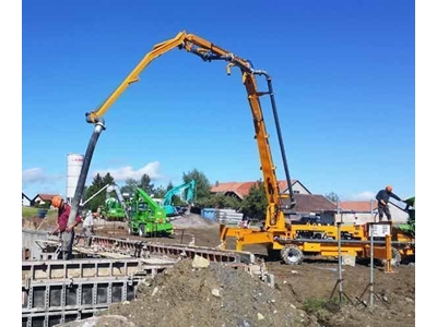 Pompe à béton avec flèche à distance motorisée à moteur diesel de 49-52 m3/heure - Atabey Scp 50.321 - 3