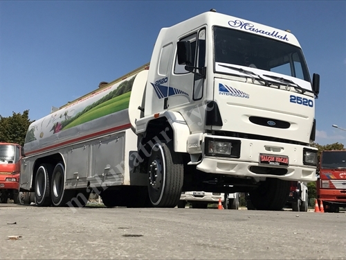 Camion-citerne pour eau Cargo