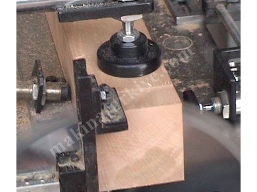 DBT.T CNC-Holzdrehmaschine mit Hydrauliksystem