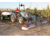 Machine de pulvérisation d'herbicide devant le tracteur - 1