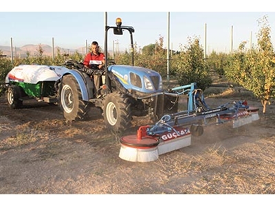 Machine de pulvérisation d'herbicide devant le tracteur - 1