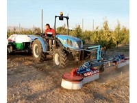 Machine de pulvérisation d'herbicide devant le tracteur - 2