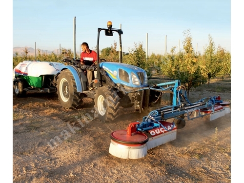 Machine de pulvérisation d'herbicide devant le tracteur