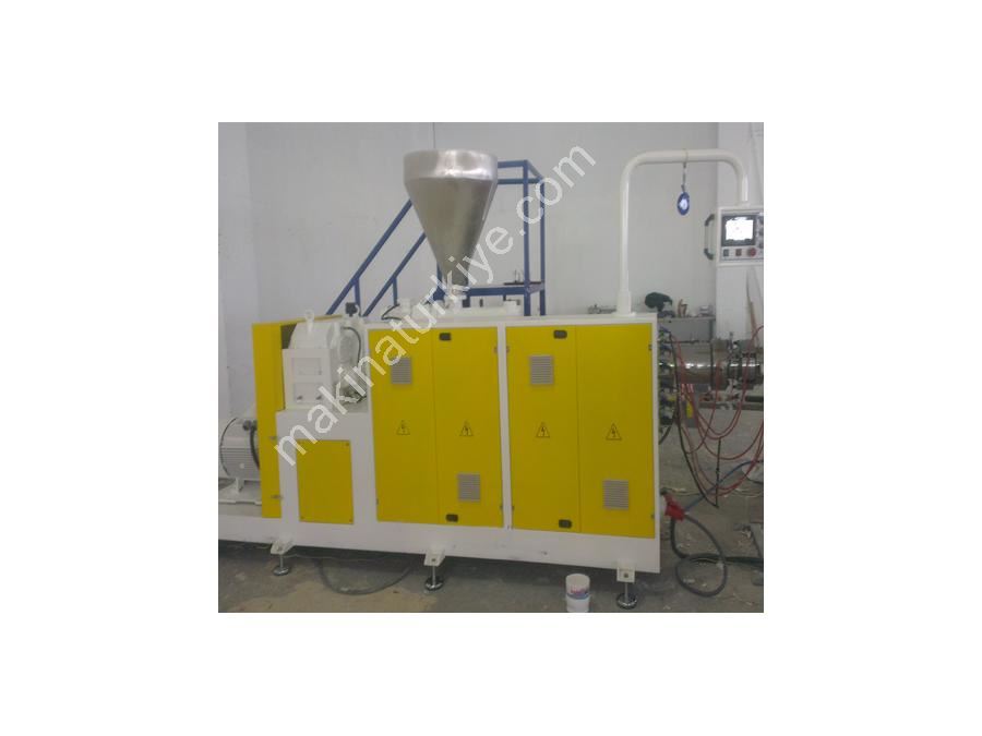 Machine d'extrusion de profilés en PVC