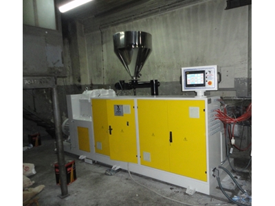 Machine d'extrusion de profilés en PVC - 1