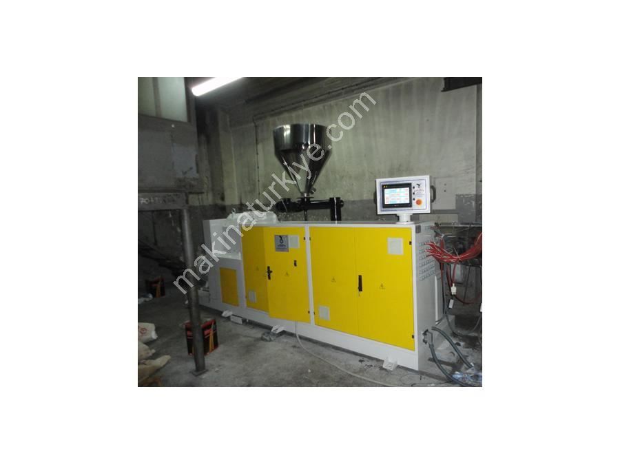 Machine d'extrusion de profilés en PVC