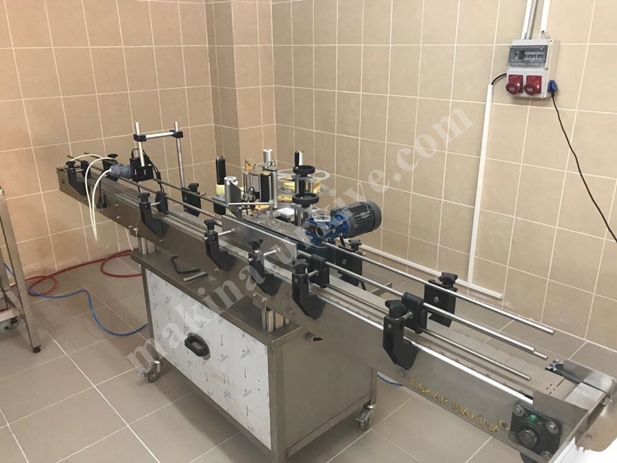 Füllmaschine für homogene Produkte mit einem Förderband für 100-1000 g
