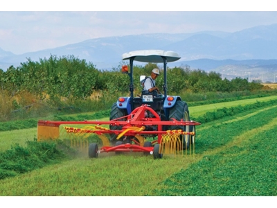 Machine de ramassage d'herbe à rotor à 11 bras de 420 cm de large - 1