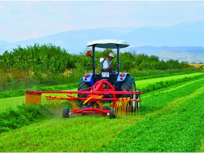 Machine de ramassage d'herbe à rotor à 11 bras de 420 cm de large - 2