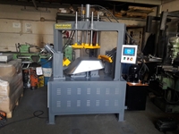 Machine de marquage et de perçage pour châssis de brouette