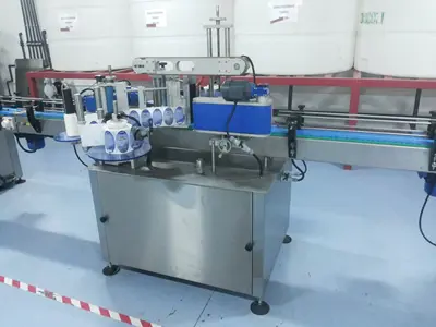 Machine d'étiquetage de bouteilles rondes à deux voies