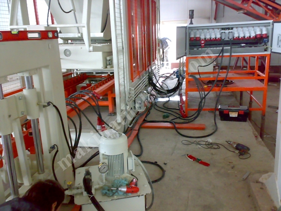 ACROBAT GA 300 81 8'Li Tam Otomatik Briket Ve Parke Makinası 
