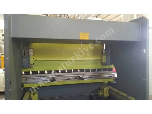 Presse plieuse hydraulique CNC 135 tonnes 3M (Profondeur de gorge : 500mm)