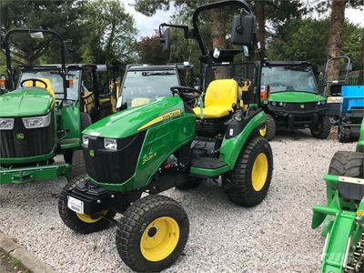 Kompakt Hizmet Traktörü John Deere 2026R