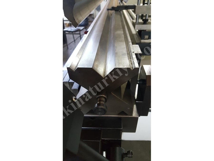 4 Mt 300 Ton Cnc / Nc Abkant Pres