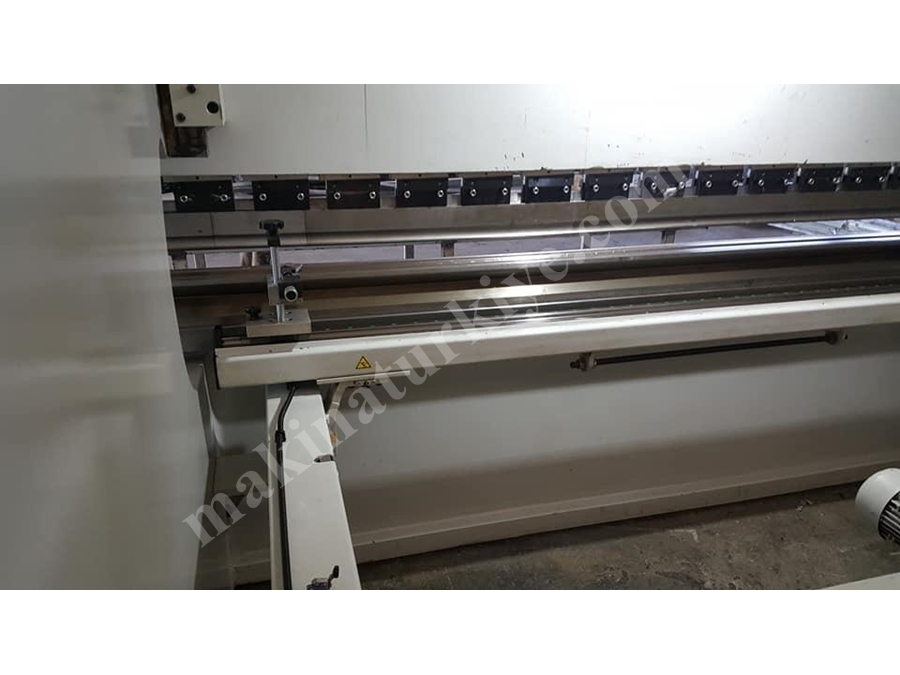 4 Mt 300 Ton Cnc / Nc Abkant Pres