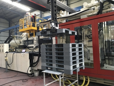 2700 Tonnen Kunststoff-Spritzgießmaschine - 3