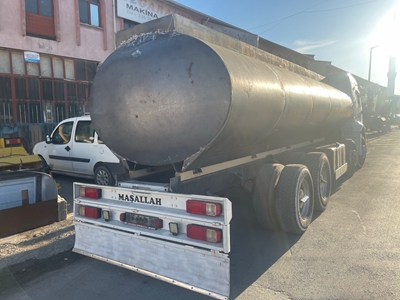 Camion-citerne avec système de pression - 0