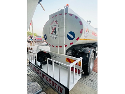 Camion-citerne à eau Ford à louer - 9