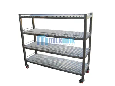 Специально изготовленная тележка для перевозки йогурта