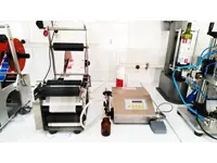 Машина для наполнения жидкости + машина для наложения цилиндрических этикеток на бутылки