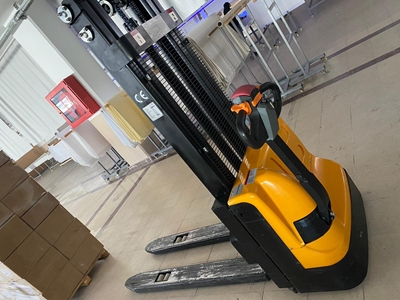 1500 Kg 350 Cm Fully Electric Stacker - 2