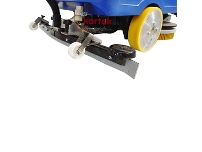 B 12001 Akülü Binicili Yer Yıkama Makinası  - 7