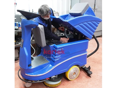 B 12001 Akülü Binicili Yer Yıkama Makinası  - 8